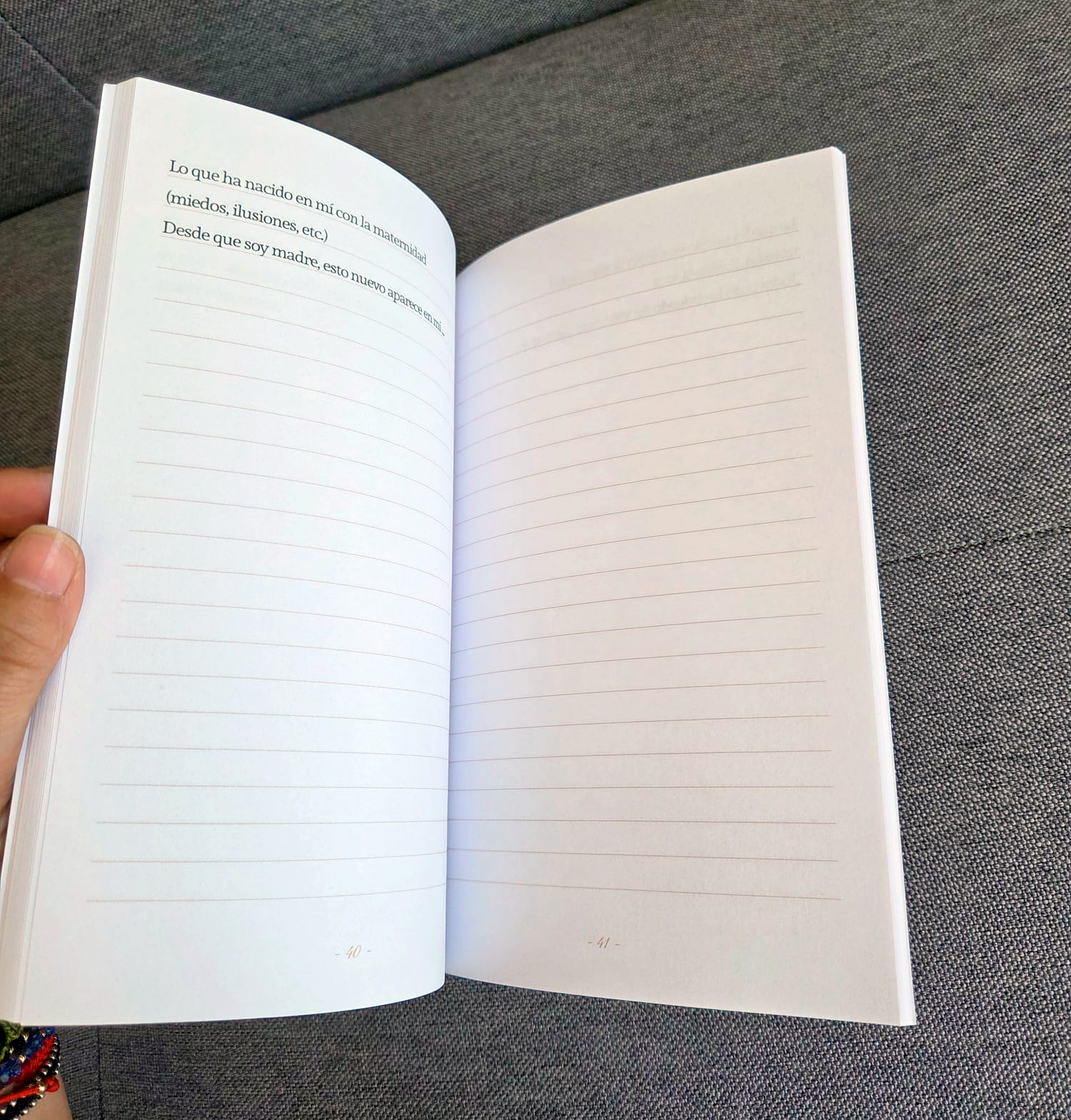 Pack La mujer que sigue despierta + Cuaderno para madres - Imagen 4